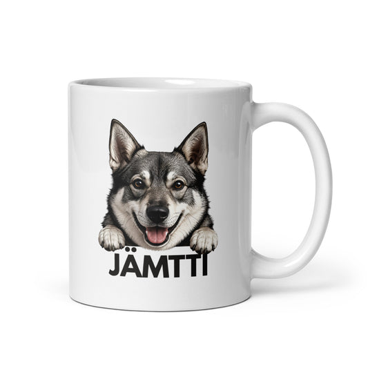 Lähikuva valkoisesta keraamisesta mukista, jossa jämtlanninpystykorvan kuva ja tumma teksti "jämtti".