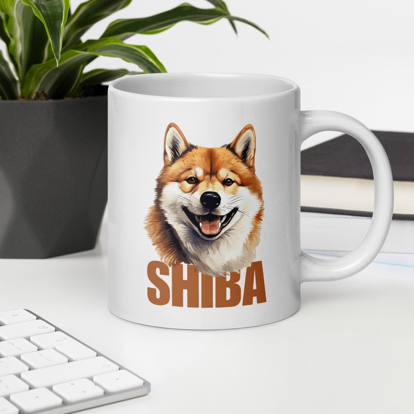 Valkoinen shiba inu -muki, jossa teksti "shiba" työpöydällä.