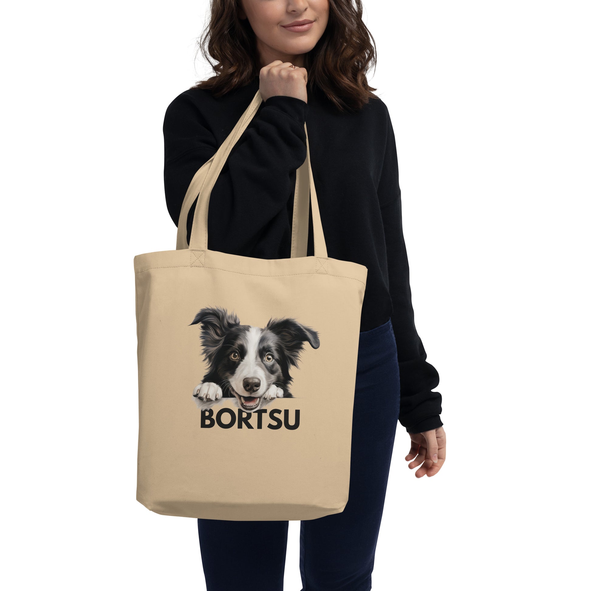 Nainen olallaan suuri kangaskassi, jossa bordercollien kuva ja "bortsu"-teksti.