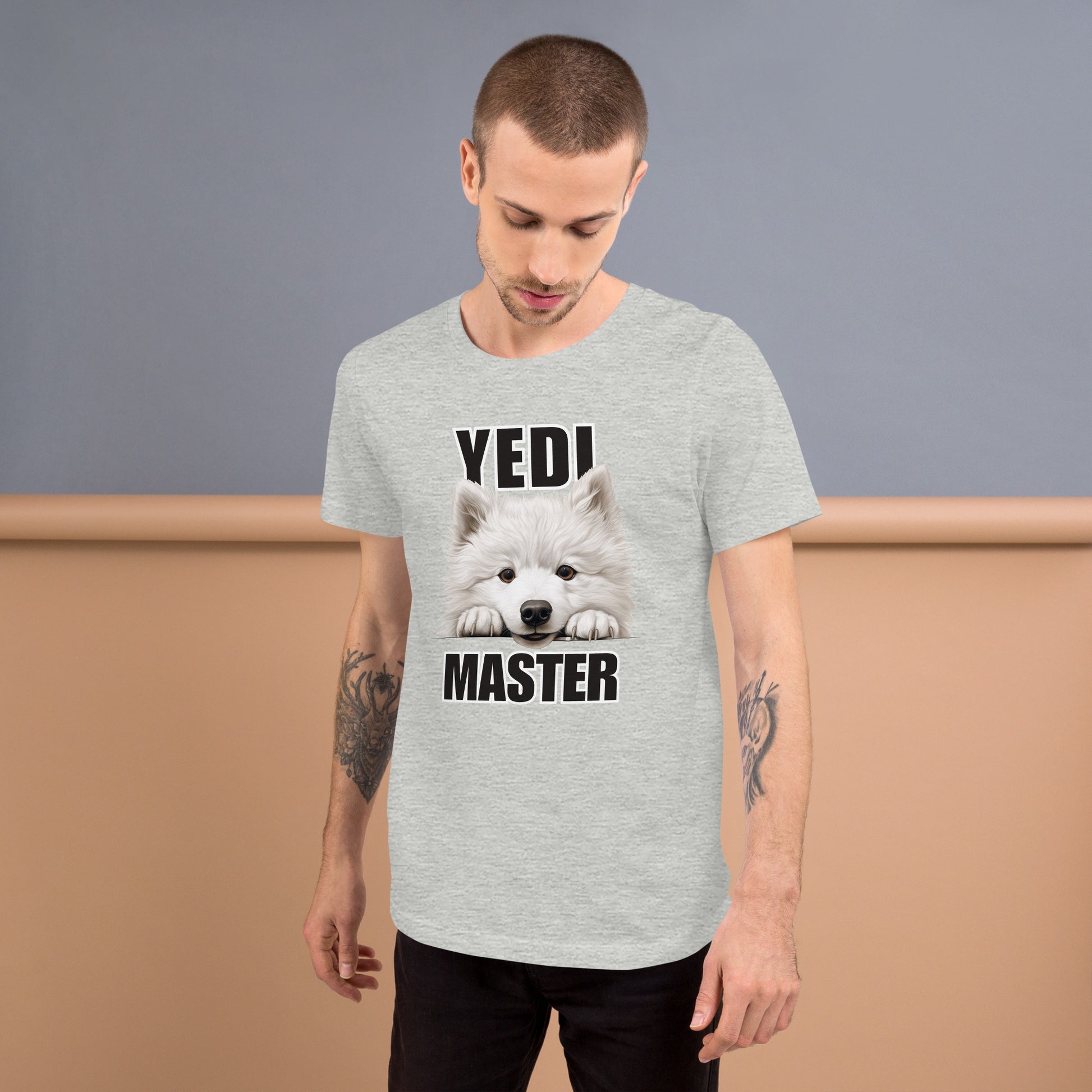 Mies päällään harmaa t-paita, jossa samojedinkoiran kuva ja teksti "YEDI MASTER".