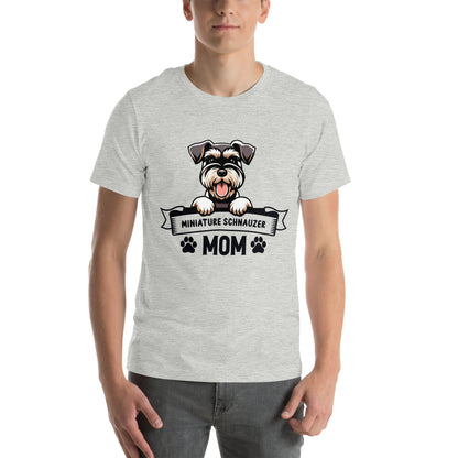 Mies harmaassa t-paidassa, jossa kääpiösnautserin kuva ja teksti "Miniatyre Schnauzer Mom".