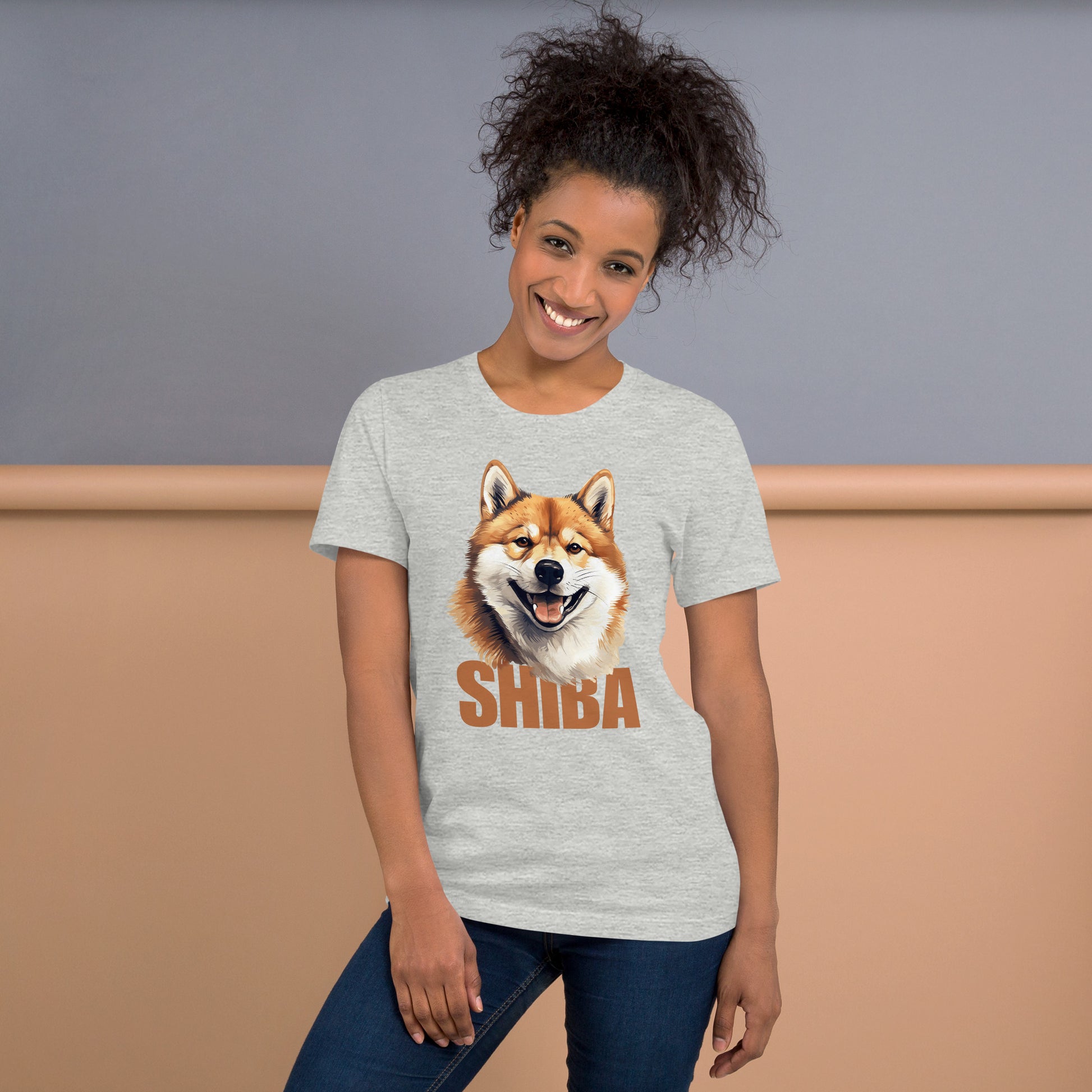 Nainen pukeutuneena harmaaseen t-paitaan, jossa on shiba inu -koiran kuva ja sana Shiba