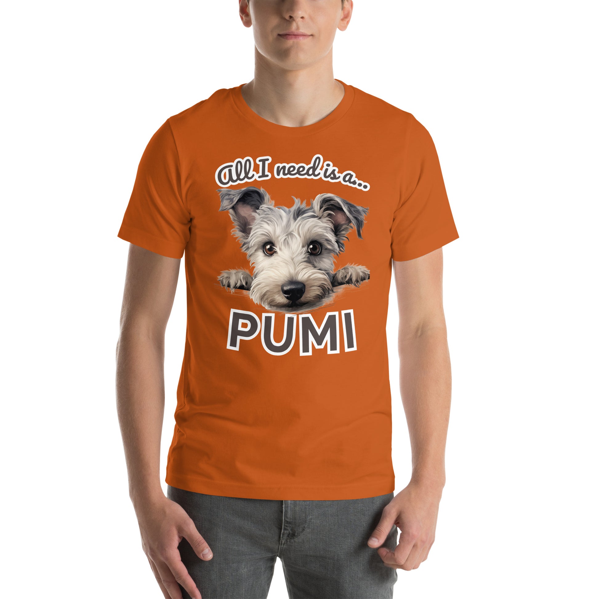 Mies yllään oranssi koira-aiheinen t-paita, jossa pumin kuva ja teksti "All I need is a... PUMI".
