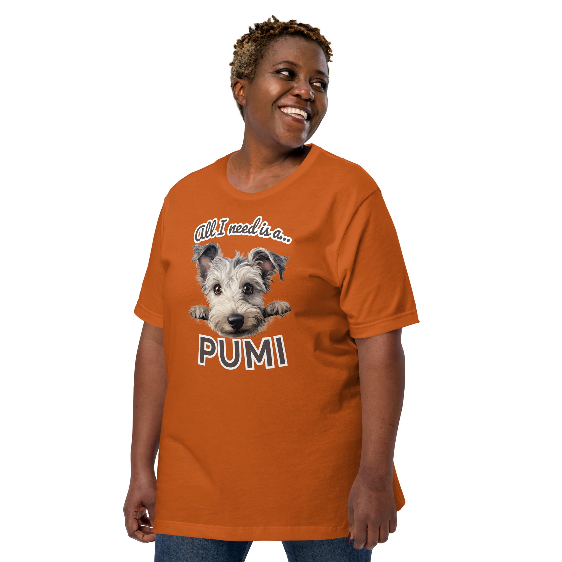 Nainen yllään oranssi t-paita, jossa pumin kuva ja teksti "All I need is a... PUMI".