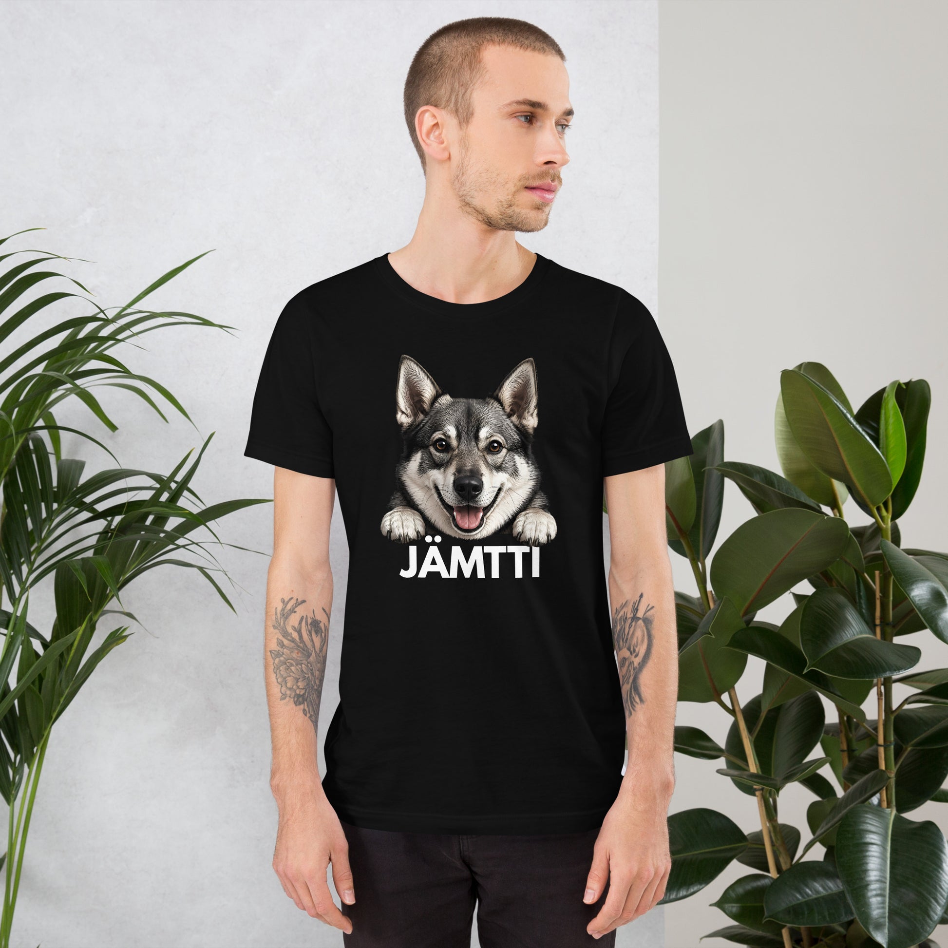 Mies päällään musta t-paita, jossa jämtlanninpystykorvan kuva ja valkoinen teksti "jämtti".