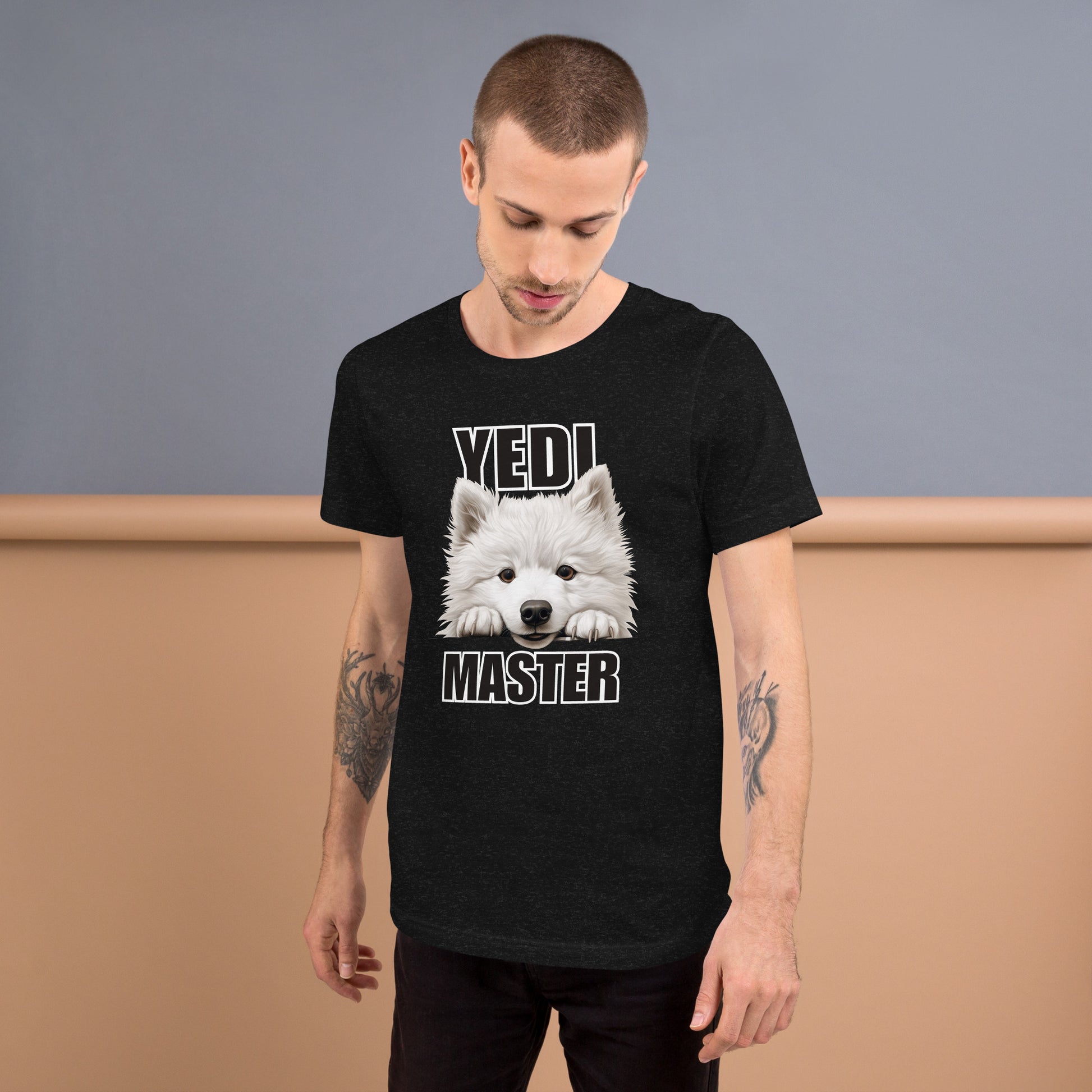 Mies päällään heather-musta t-paita, jossa samojedinkoiran kuva ja teksti "YEDI MASTER".