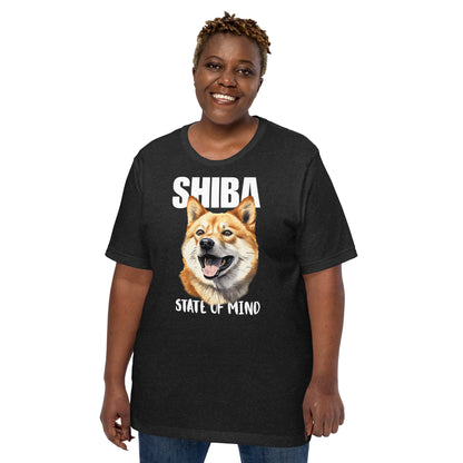 Nainen mustassa t-paidassa, jossa shiba inun kuva ja teksti "SHIBA - State of Mind".