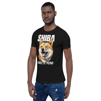 Mies mustassa shiba inu t-paidassa, jossa teksti "SHIBA - State of Mind".
