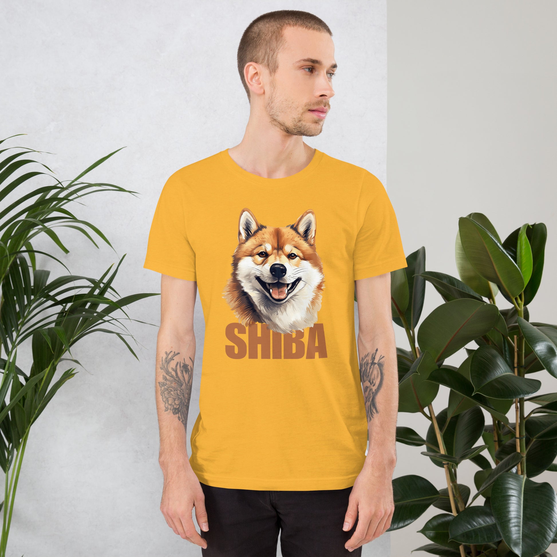 Mies keltaisessa t-paidassa, jossa on shiba inu -koiran kuva ja teksti Shiba