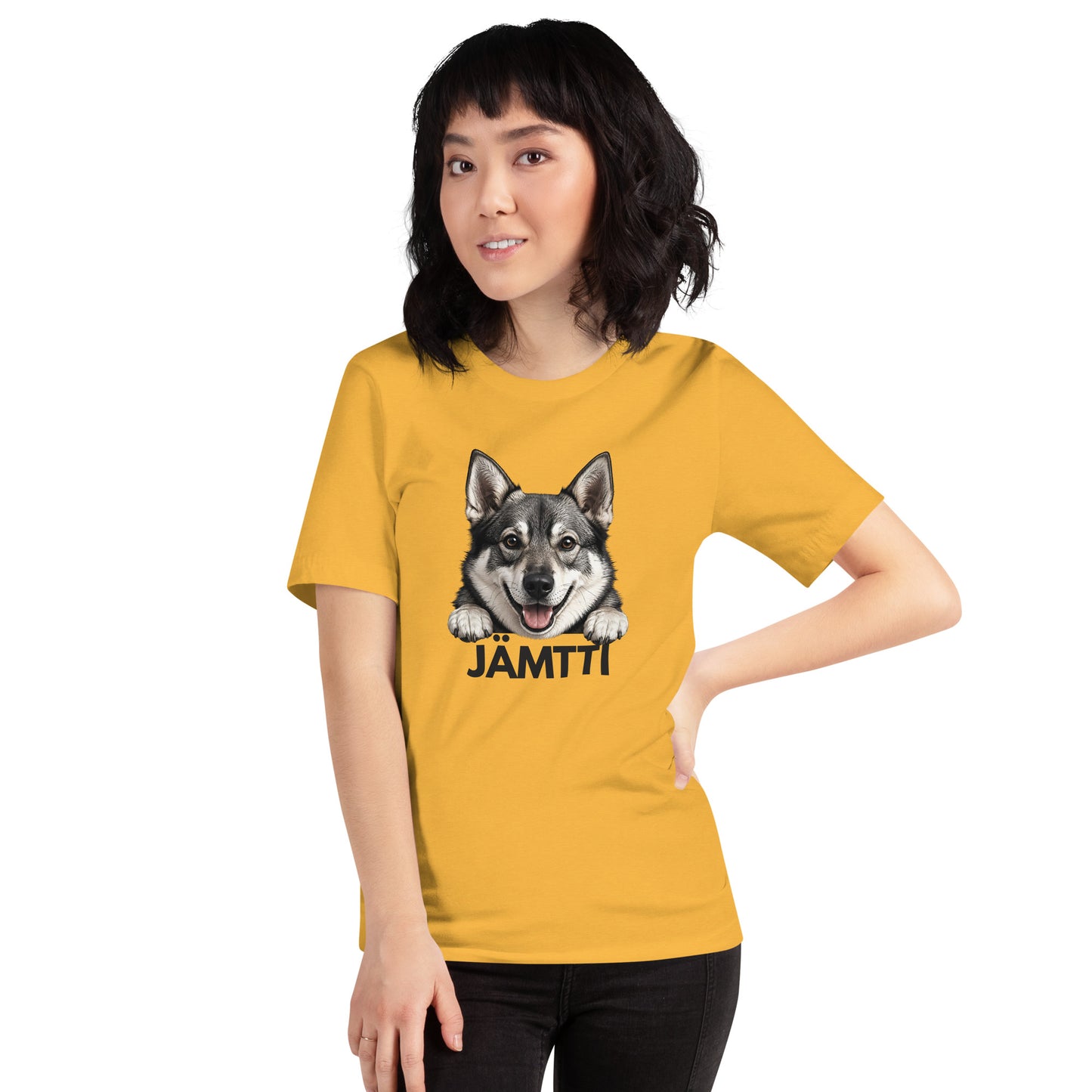 Nainen yllään keltainen t-paita, jossa jämtlanninpystykorvan kuva ja tumma teksti "jämtti".
