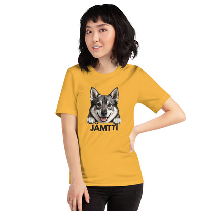 Nainen yllään keltainen t-paita, jossa jämtlanninpystykorvan kuva ja tumma teksti "jämtti".
