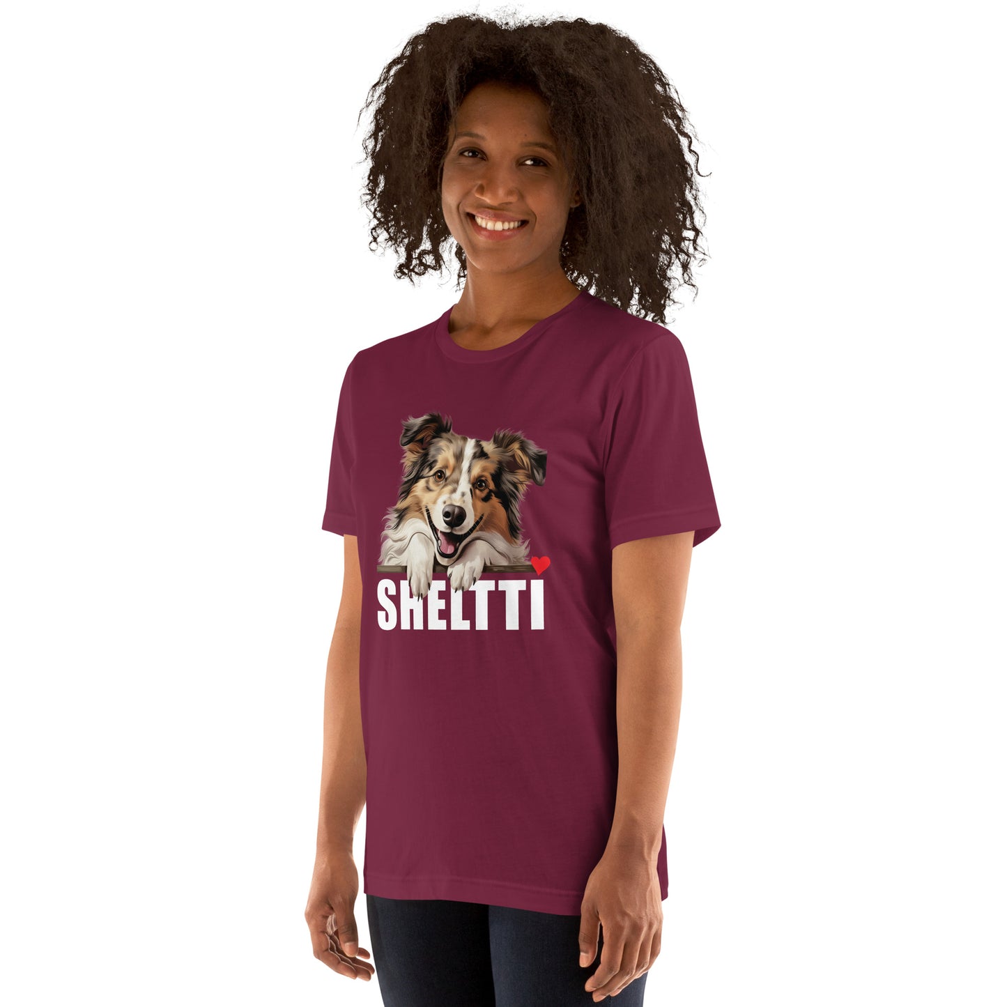 Nainen yllään viininpunainen shetlanninlammaskoira t-paita, jossa valkoinen teksti "SHELTTI ❤️".