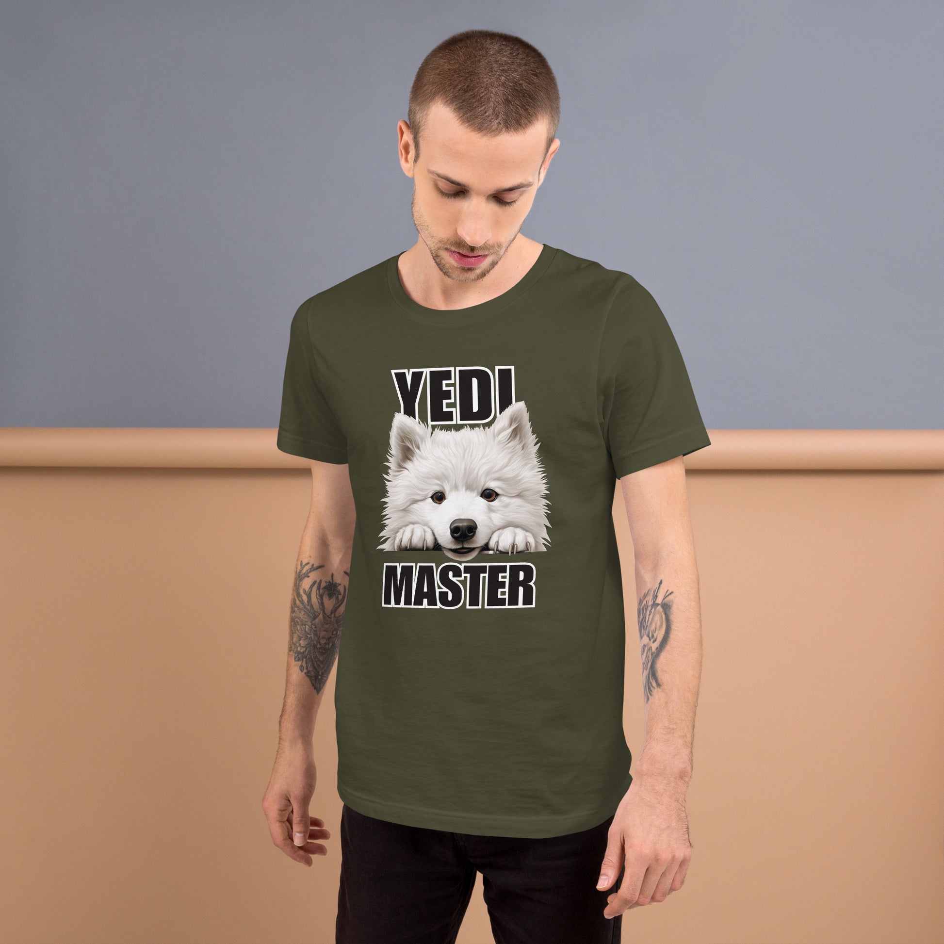 Mies yllään armeijanvihreä t-paita, jossa samojedinkoira ja teksti "YEDI MASTER".