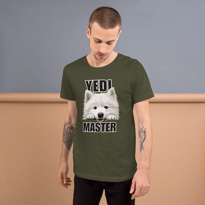 Mies yllään armeijanvihreä t-paita, jossa samojedinkoira ja teksti "YEDI MASTER".