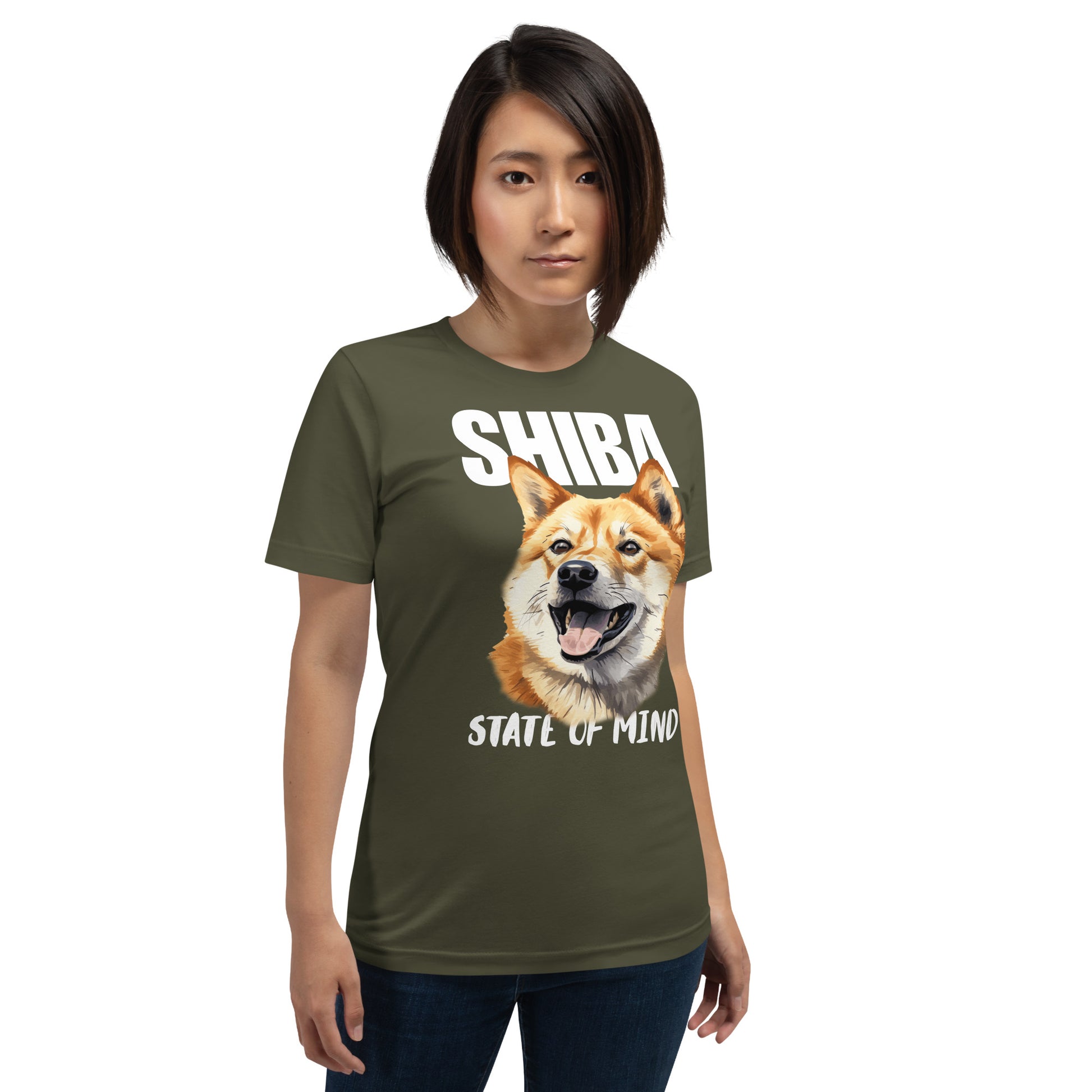 Nainen yllään armeijanvihreä unisex t-paita, jossa shiba inu -koiran kuva ja teksti "Shiba - State of Mind".