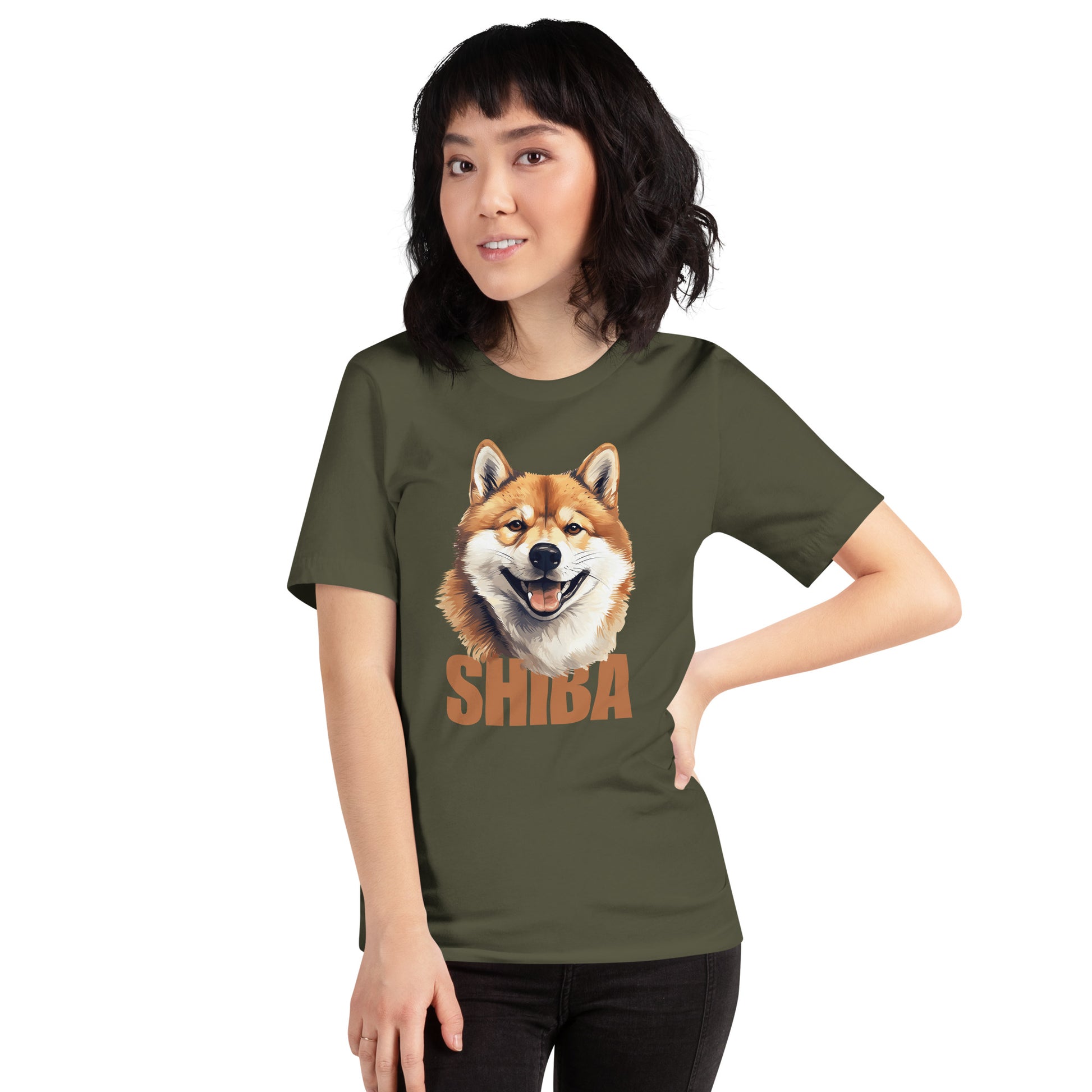 Nainen tummanvihreässä t-paidassa, jossa on shiba inu -koiran kuva ja sana Shiba
