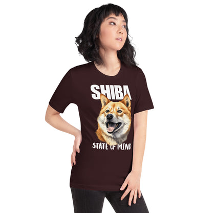 Nainen ruskeassa koira t-paidassa, jossa shiba inu koiran kuva ja teksti "SHIBA - Ste of Mind".