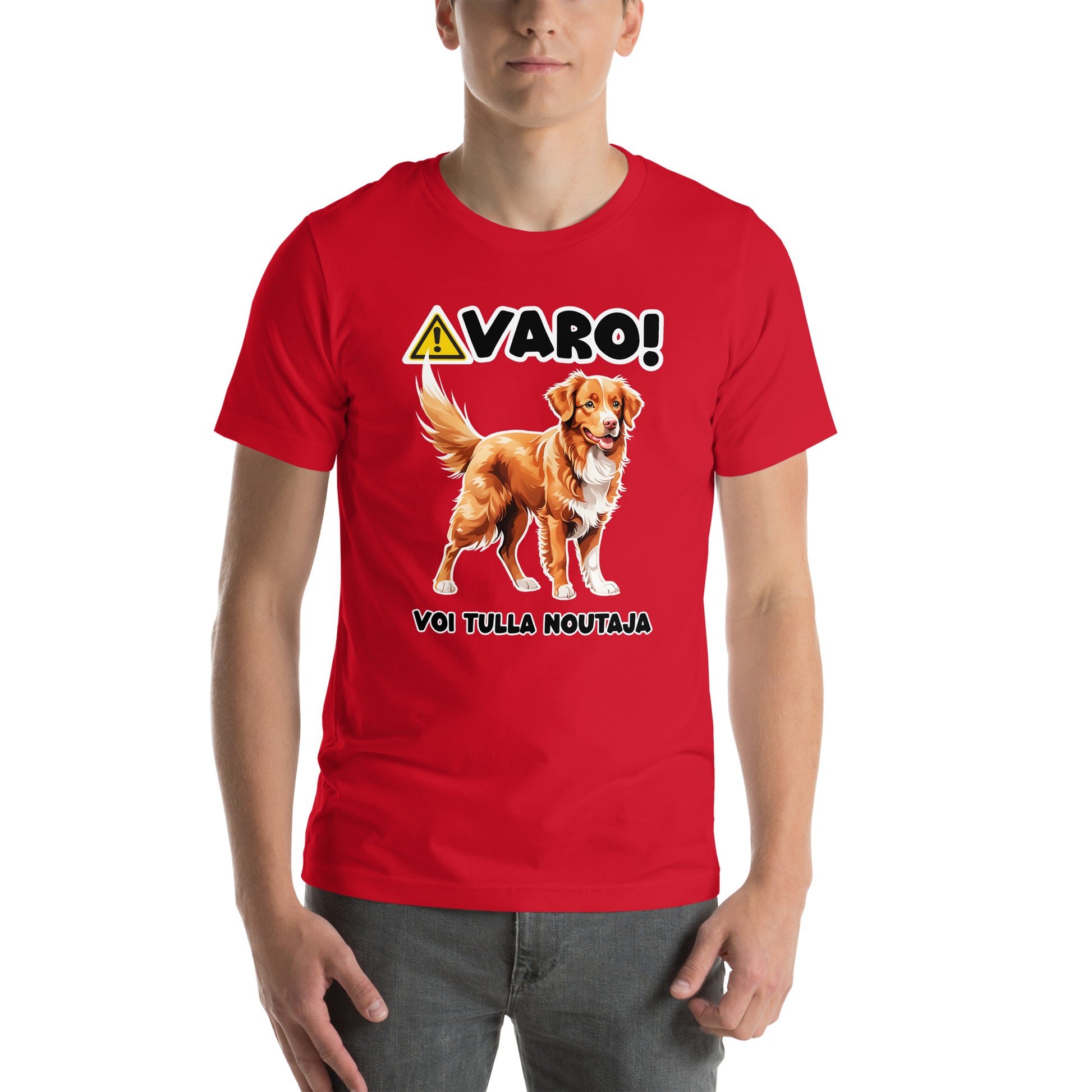 Mies päällään punainen t-paita, jossa novascotiannoutaja ja teksti "VARO! Voi tulla noutaja".