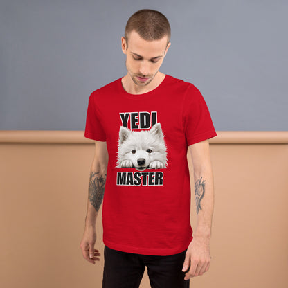 Mies, jolla päällään punainen t-paita, jossa samojedinkoiran kuva ja teksti "YEDI MASTER".