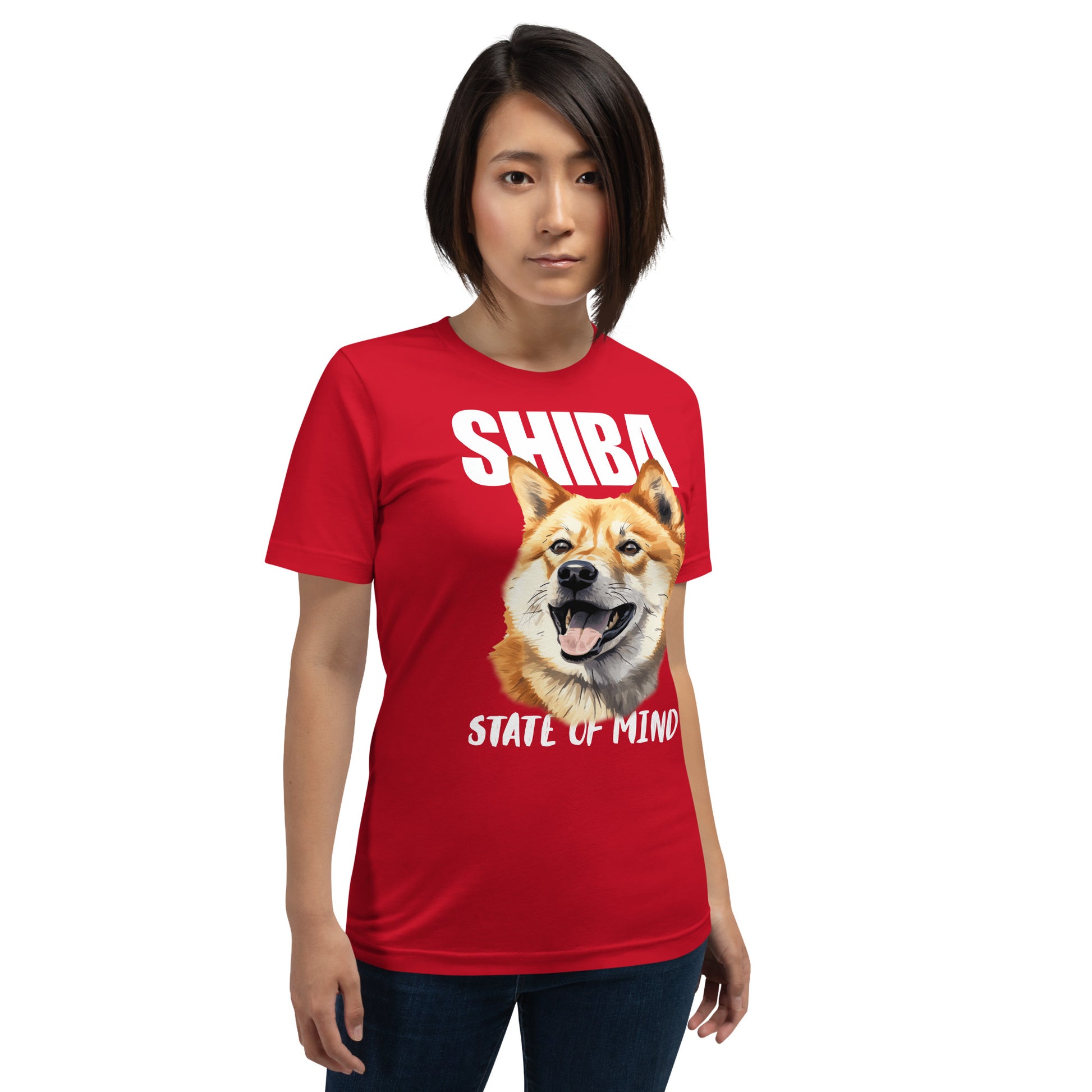 Nainen punaisessa koira t-paidassa, jossa shiba inun kuva ja teksti "Shiba - State of Mind".