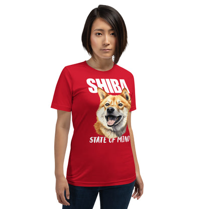 Nainen punaisessa koira t-paidassa, jossa shiba inun kuva ja teksti "Shiba - State of Mind".