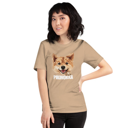 Nainen yllään beige suomenpystykorva t-paita "pikinokka"-tekstillä.