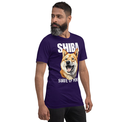 Mies violetissa koira t-paidassa, jossa shiba inun kuva ja teksti "SHIBA - State of Mind".