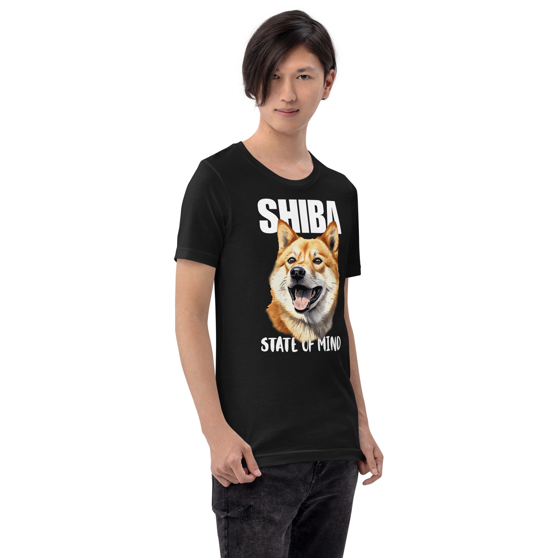 Mies mustassa t-paidassa, jossa shiba inun kuva ja teksti "SHIBA - State of Mind".