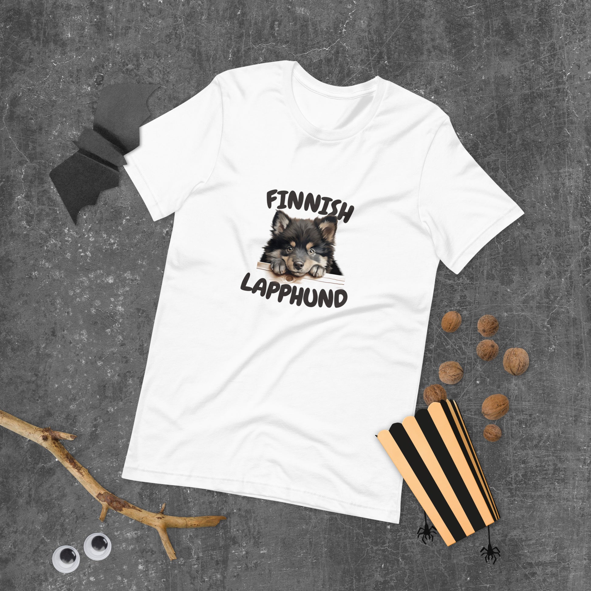 Valkoinen unisex t-paita, jossa suomenlapinkoiran kuva ja teksti "Finnish Lapphund".