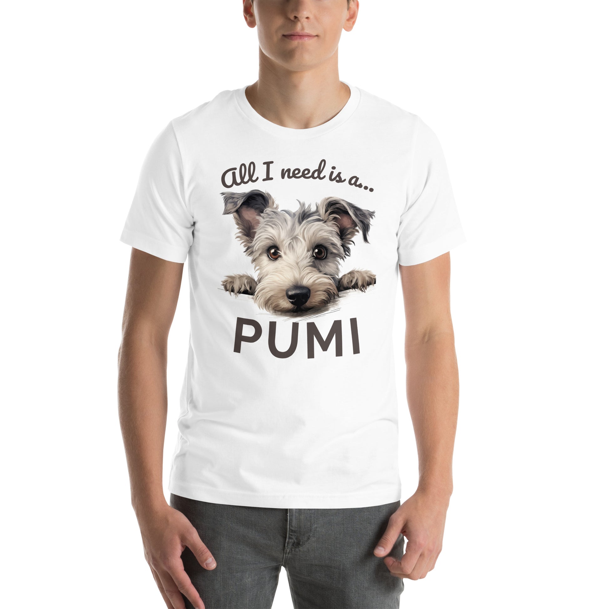 Mies päällään valkoinen t-paita, jossa pumin kuva ja teksti "All I need ia a... PUMI".