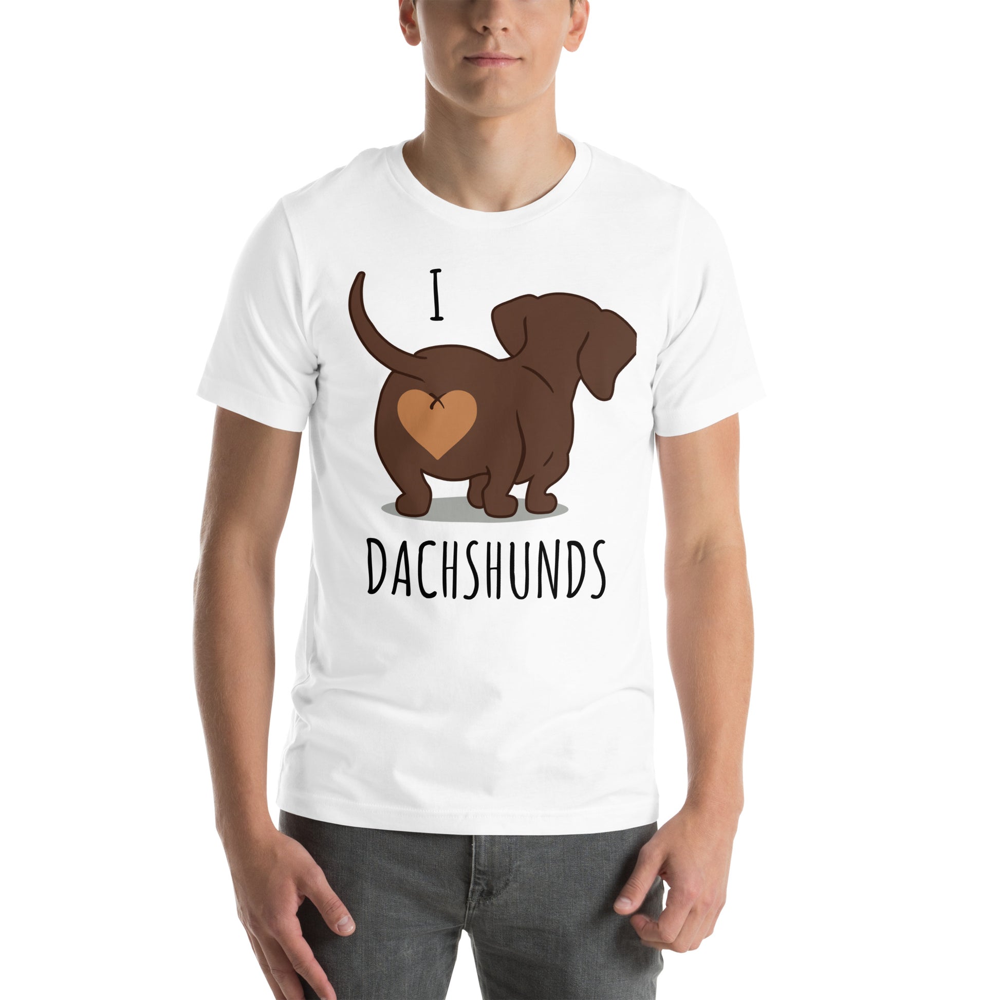 Mies yllään hauska valkoinen I love dachshunds t-paita ja mäyräkoiran kuva takaapäin.