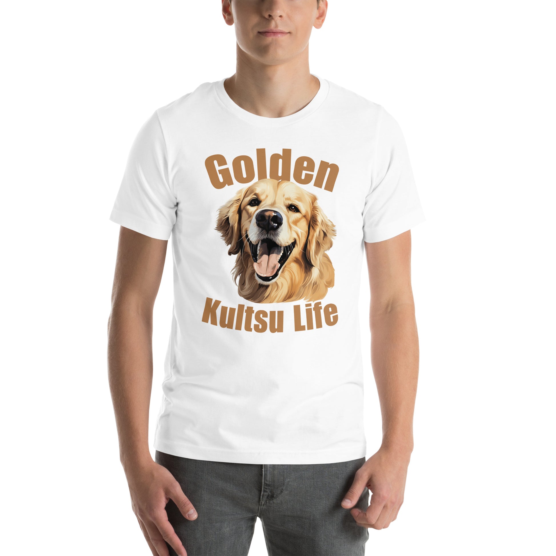 Mies päällään valkoinen unisex t-paita, jossa hymyilevä kultainennoutaja ja teksti "Golden Kultsu Life".