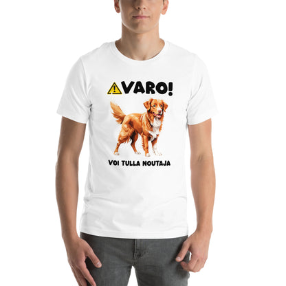 Valkoinen unisex t-paita, jossa kiltin novascotiannoutajan kuva ja teksti "VARO! Voi tulla noutaja".