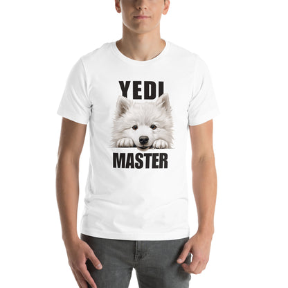 Mies päällään valkoinen t-paita, jossa samojedinkoiran kuva ja teksti "YEDI MASTER".