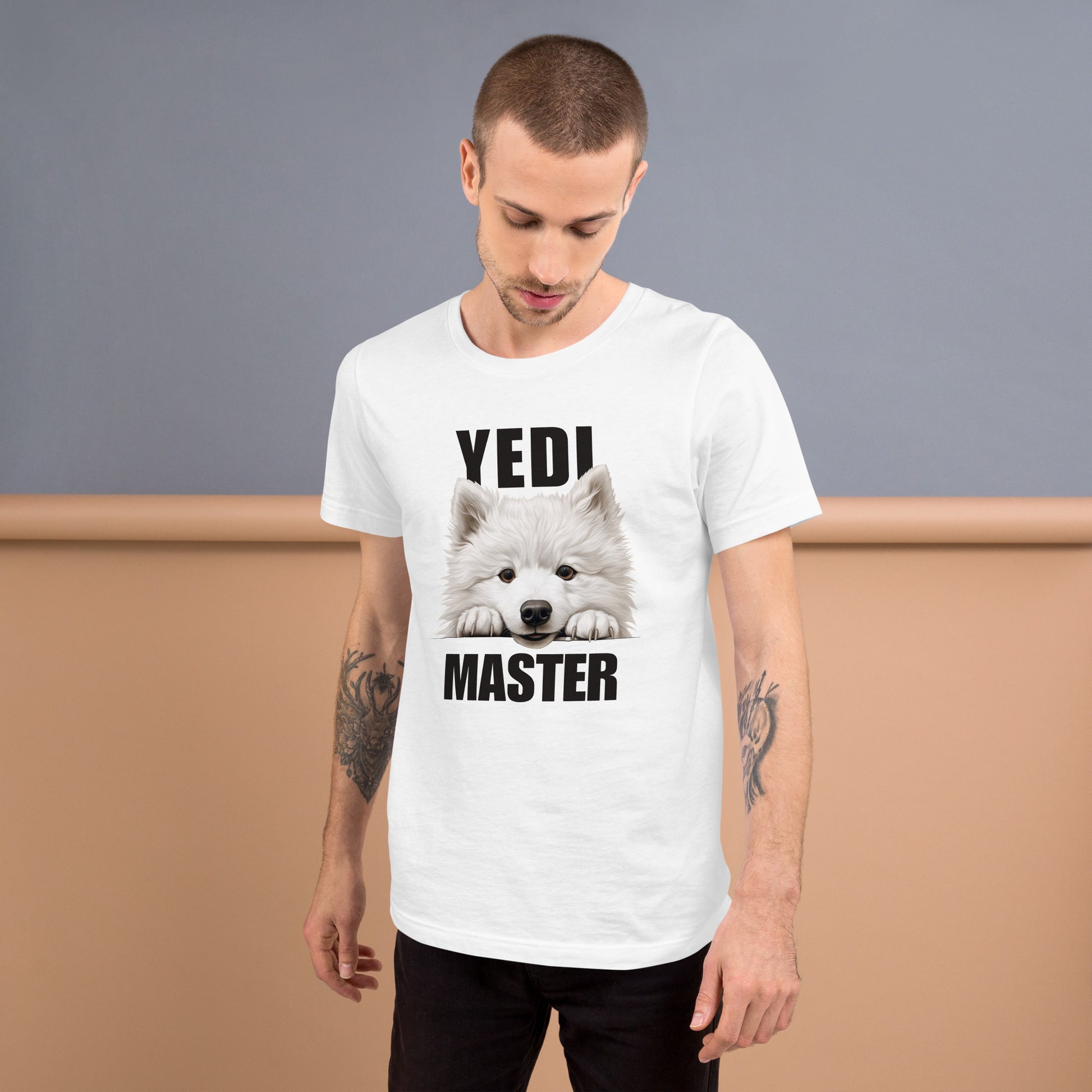 Mies, jolla päällään valkoinen t-paita, jossa kurkkiva samojendinkoira ja teksti "YEDI MASTER".