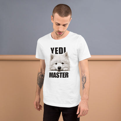 Mies, jolla päällään valkoinen t-paita, jossa kurkkiva samojendinkoira ja teksti "YEDI MASTER".