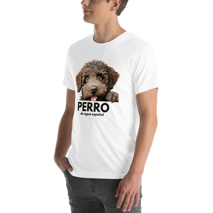 Mies päällään valkoinen t-paita, jossa espanjanvesikoiran kuva ja teksti "PERRO de ague español".