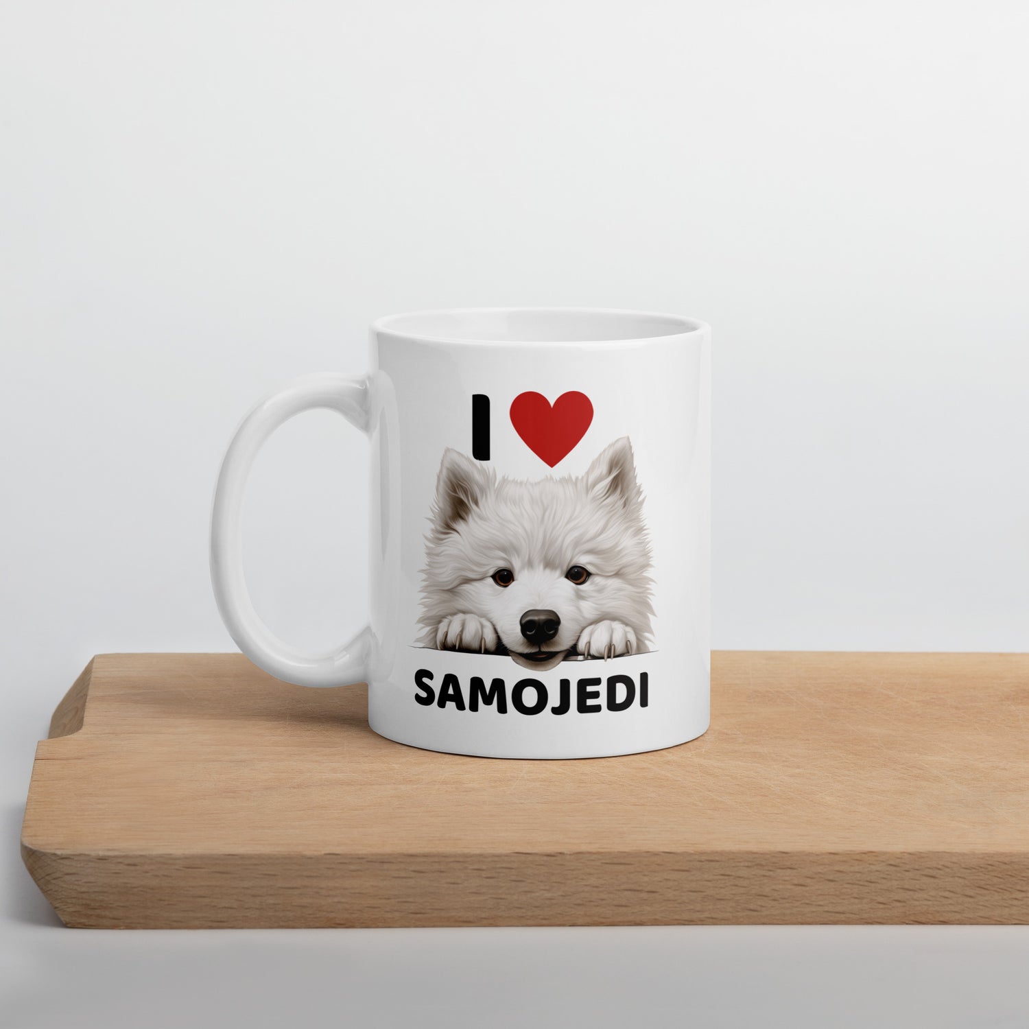 "I ❤️ Samojedi" - kiiltävä valkoinen muki puisella laudalla.
