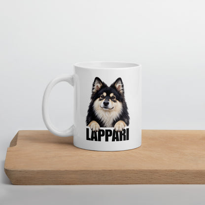 Suomenlapinkoira-aiheinen valkoinen muki puisen leikkuulaudan päällä.