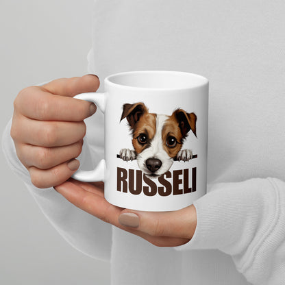 Henkilö pitää käsissään jackrussellinterrieri mukia, jossa teksti "russeli".
