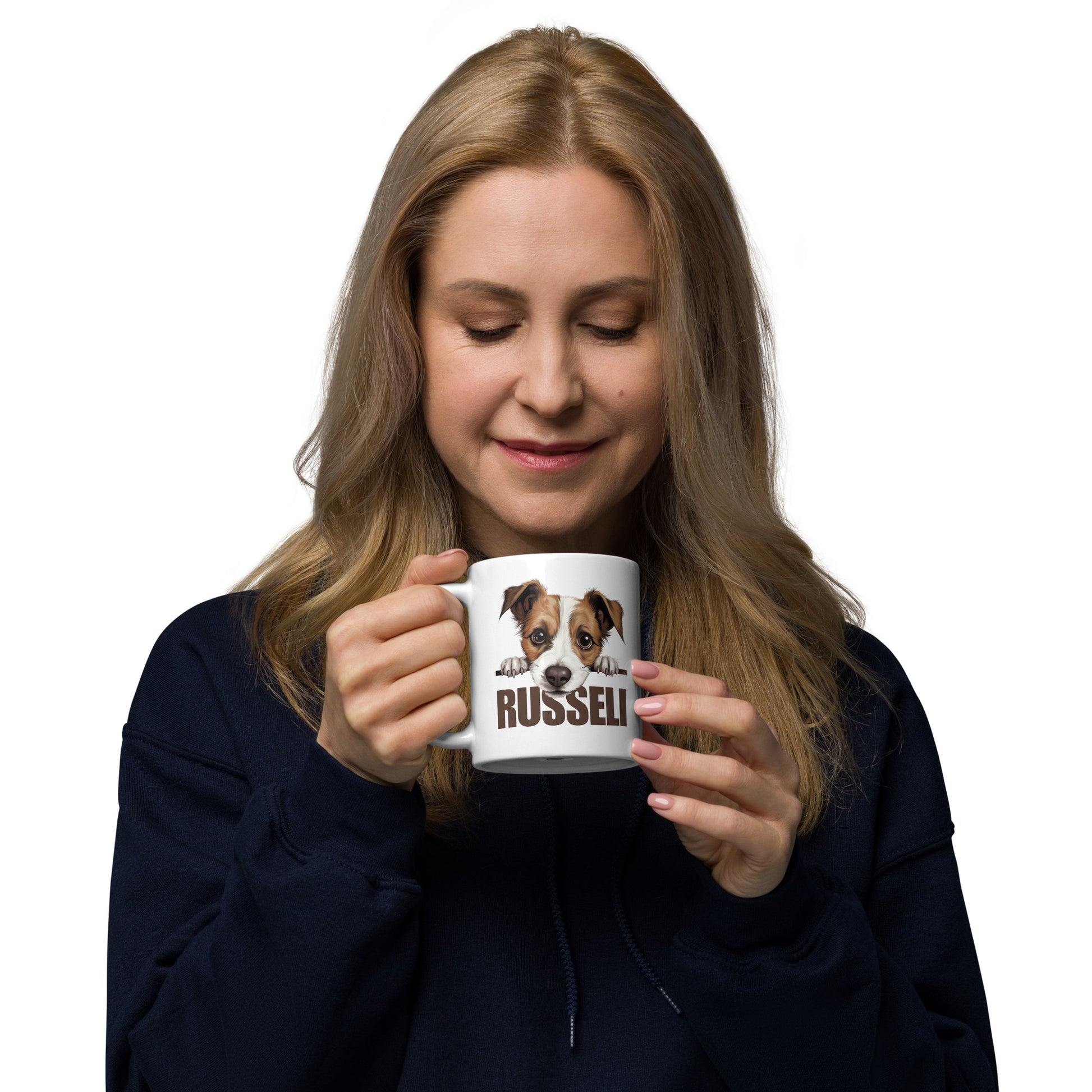 Nainen käsissään valkoinen russelimuki.