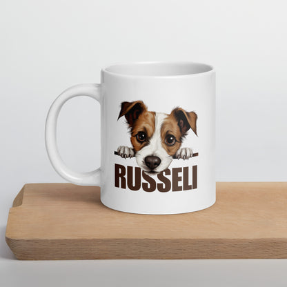 Valkoinen kiiltävä muki leikkuulauden päällä, jossa jackrussellinterrierin kuva ja teksti "russeli".