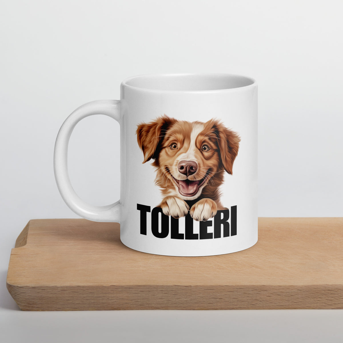 Iso valkoinen novascotiannoutaja muki puisen leikkuulaudan päällä.