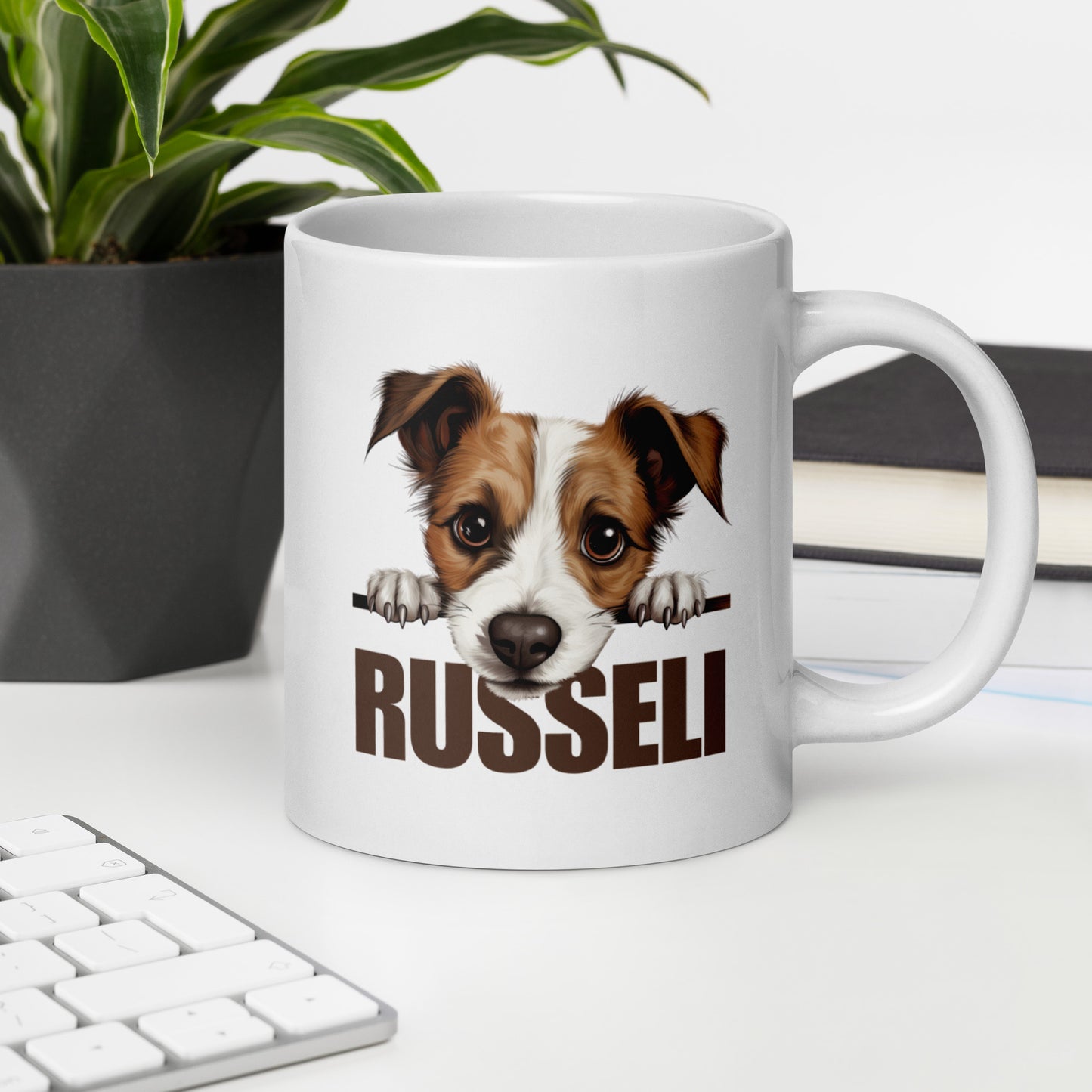Jackrussellinterrieri muki työpöydällä.